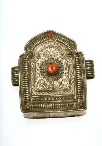 Shrine-shaped amulet box