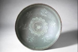 Bowl with persimmons and chrysanthemum design