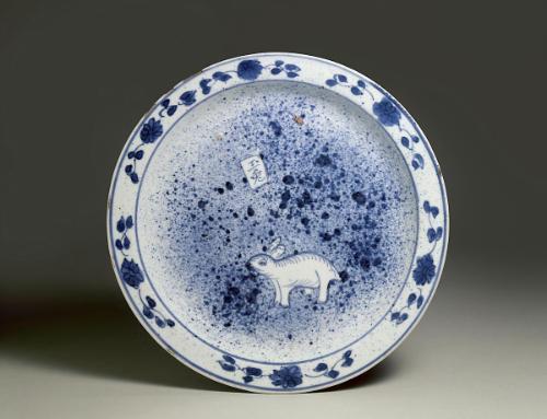 Dish depicting a rabbit