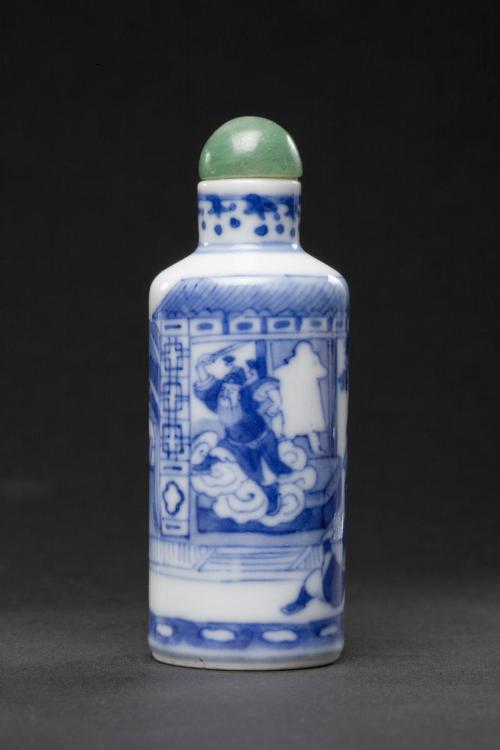 Snuff bottle with Zhong Kui, the demon queller, expelling evil ghosts