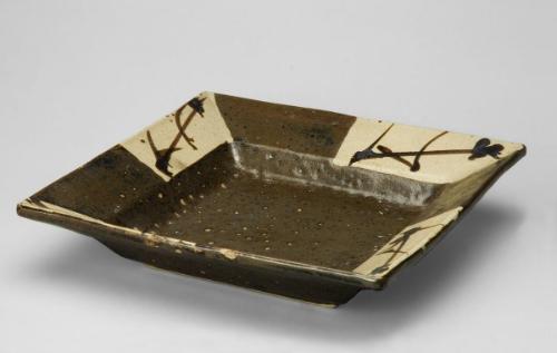 Square dish with corner designs of calligraphic grasses