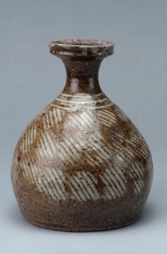 Flat-bottom bottle with circular rope design