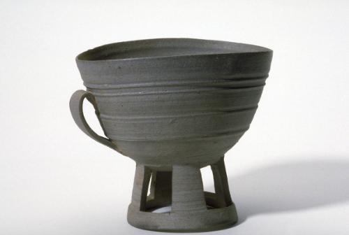 Pedestal cup with handle