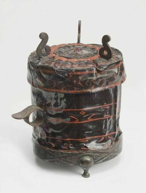 Lidded vessel with design of clouds and phoenixes