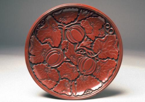 Round plate with melon scrolls