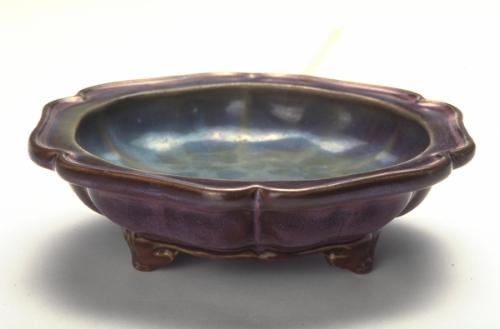 Bulb bowl with scalloped rim