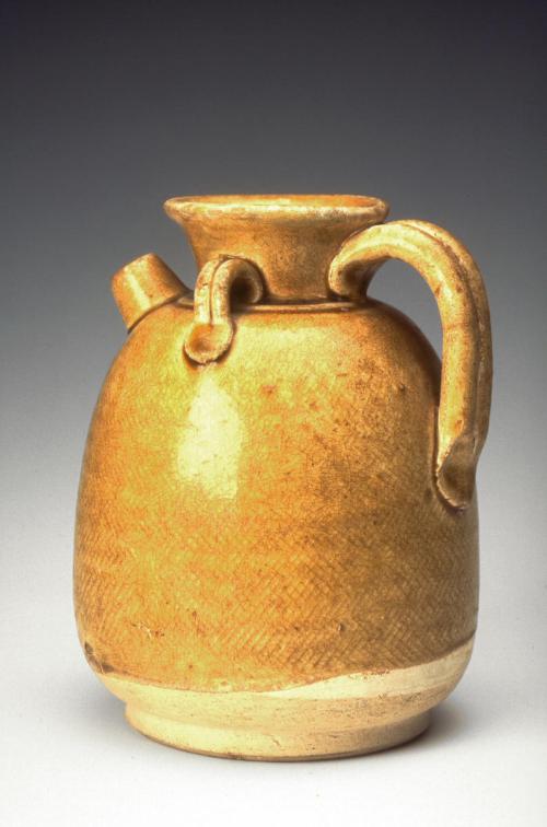 Ewer with short spout