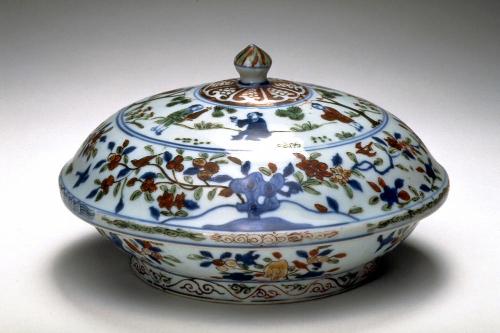 Lidded box depicting figures in landscape