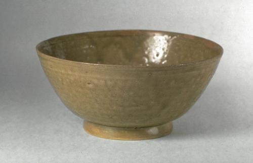 Bowl with incised decoration depicting parrots (top and side views)