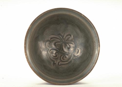 Bowl with design of flower sprays