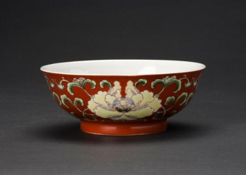 Shallow bowl with flowers