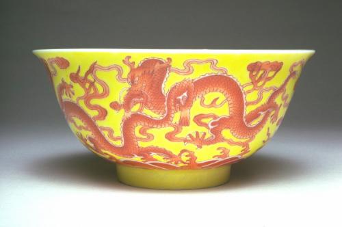 Bowl with decoration of dragons, one of a pair