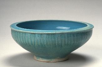 Bowl with inverted lip