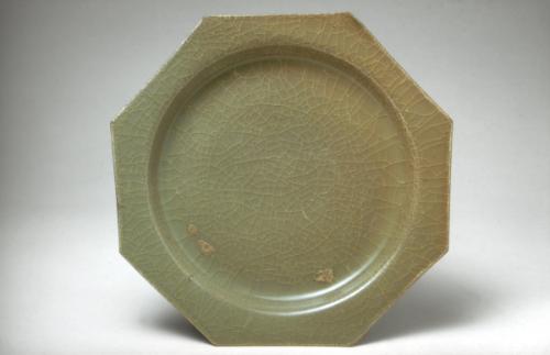 Octagonal plate or shallow saucer