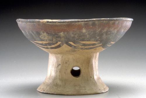 Stemmed bowl with shallow basin (dou)