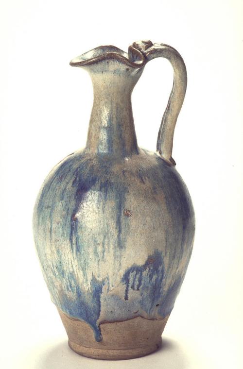 Ewer with three-lobed spout