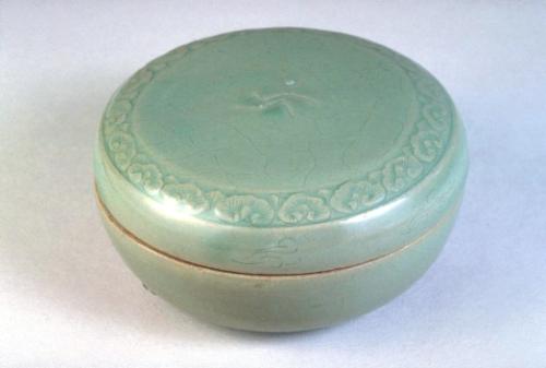 Lidded box with wish-granting jewel (yeo’uiju) design