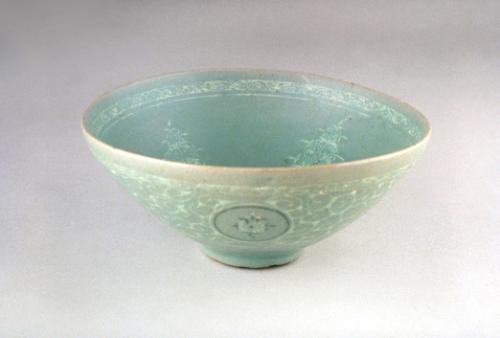 Bowl with persimmons and chrysanthemum design