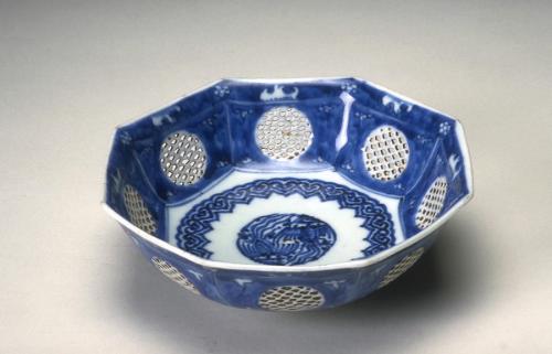 Octagonal bowl with circular reticulated panels