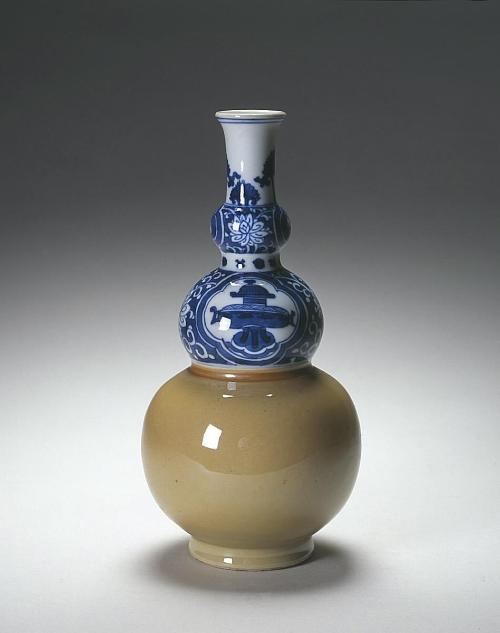 Vase in the shape of a bottle gourd