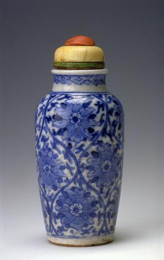 Snuff bottle with floral design