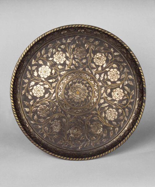 Plate with floral motif