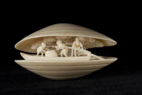 Clamshell with three boatmen and pine