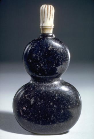 Snuff bottle in the shape of a double gourd