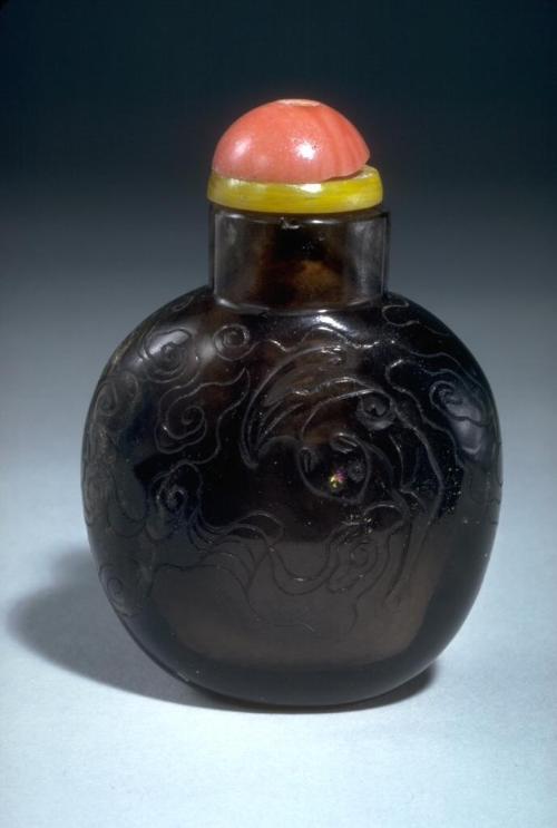 Snuff bottle with a bat descending from the sky