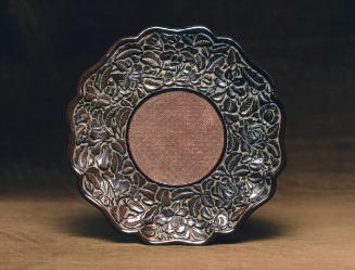 Eight-lobed tray with flower patterns