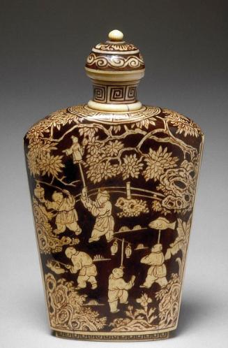 Snuff bottle with a scene of boys at play