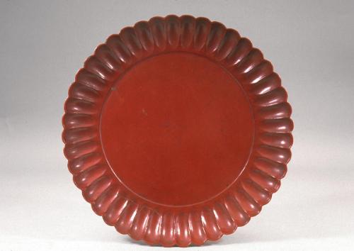 Round dish with chrysanthemum border