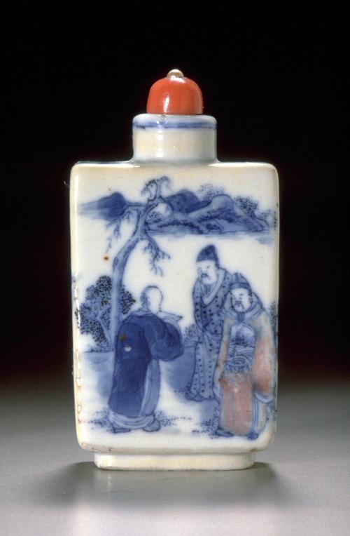 Snuff bottle with figures