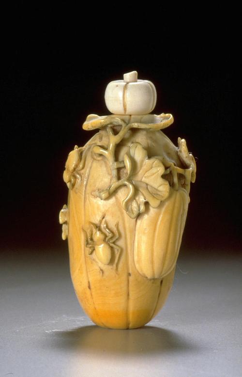 Snuff bottle in shape of melon with bugs