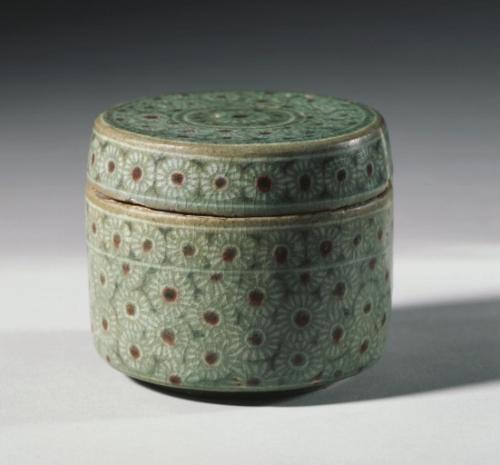 Lidded box with chrysanthemum design