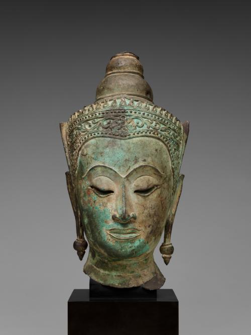 Head of a crowned Buddha