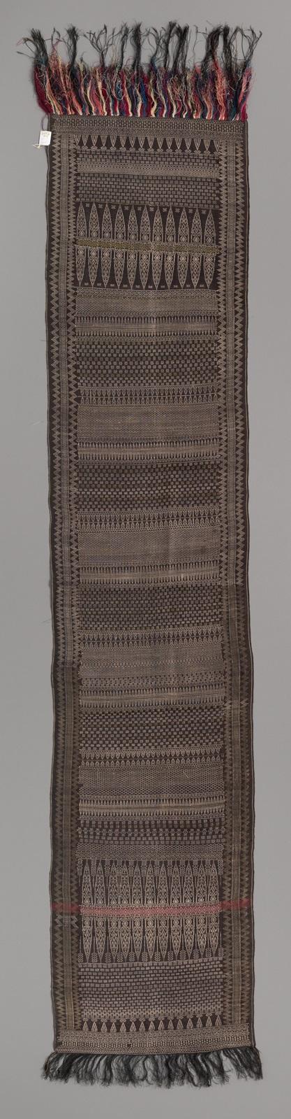 Shoulder cloth (tengkuluk) or waist sash (pelung)