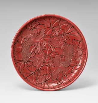 Round tray with design of peacocks and peonies