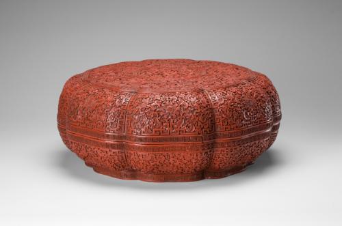 Round lidded box with eight lobes