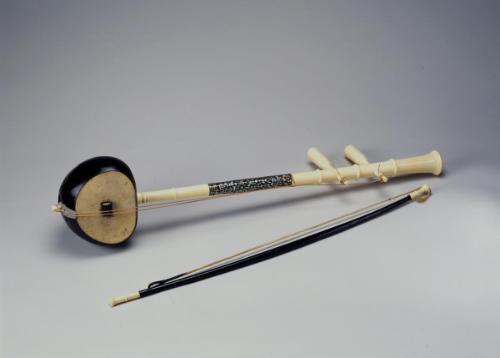 Two-stringed instrument (so u) and bow