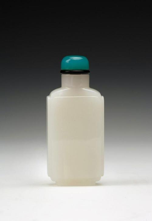 Snuff bottle of white glass imitating nephrite