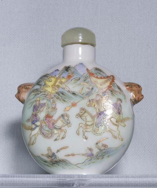 Snuff bottle with decoration of two warriors fighting on horseback